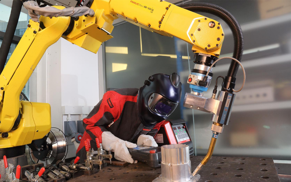 Welding robot. Kawasaki BX-100 промышленный робот. Промышленные сварочные роботы. Сварка роботами. Промышленный робот сварщик.