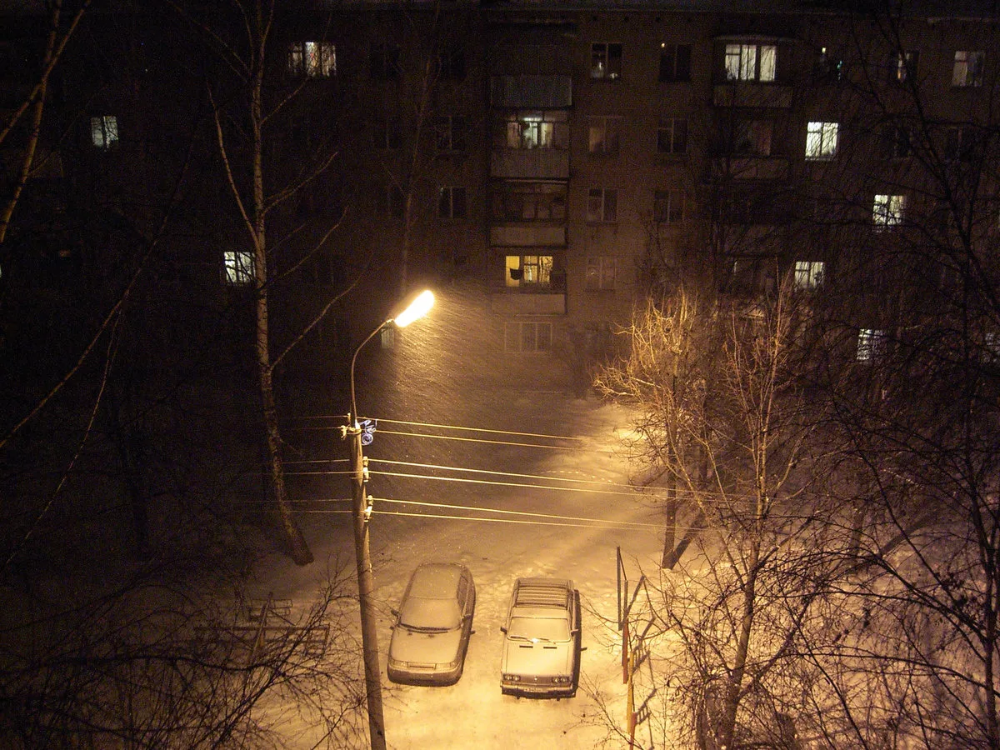 Под окном показалась еле заметная в темноте. Улица зимой ночью из окна. Ночной вид на двор. Двор ночью. Вид из окна зимой ночью.