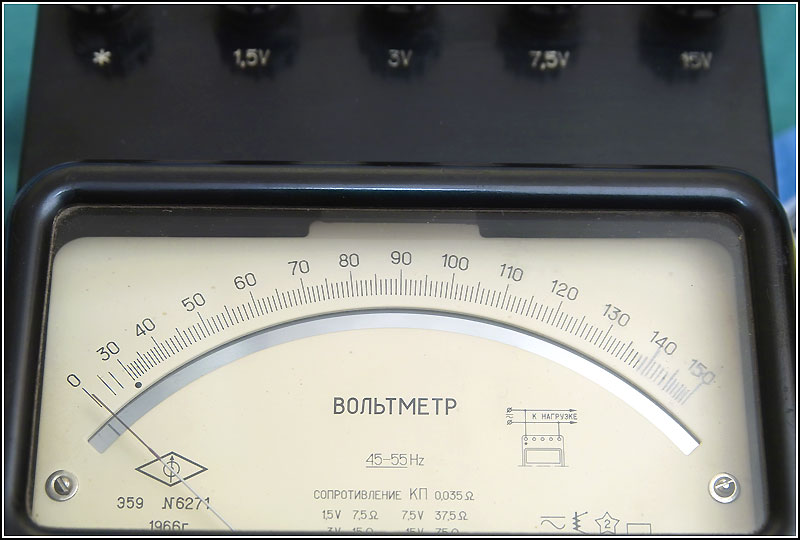 Приборов вольта. Вольтметр стрелочный щитовой м381 шкала 100%. Показания стрелочных вольтметров. М265м.61 вольтметр. Вольтметр э8035м1,250в,400-500гц.