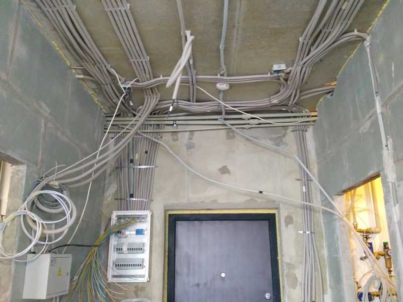 Проложить кабель:  проложить кабель под землёй на даче без техники .