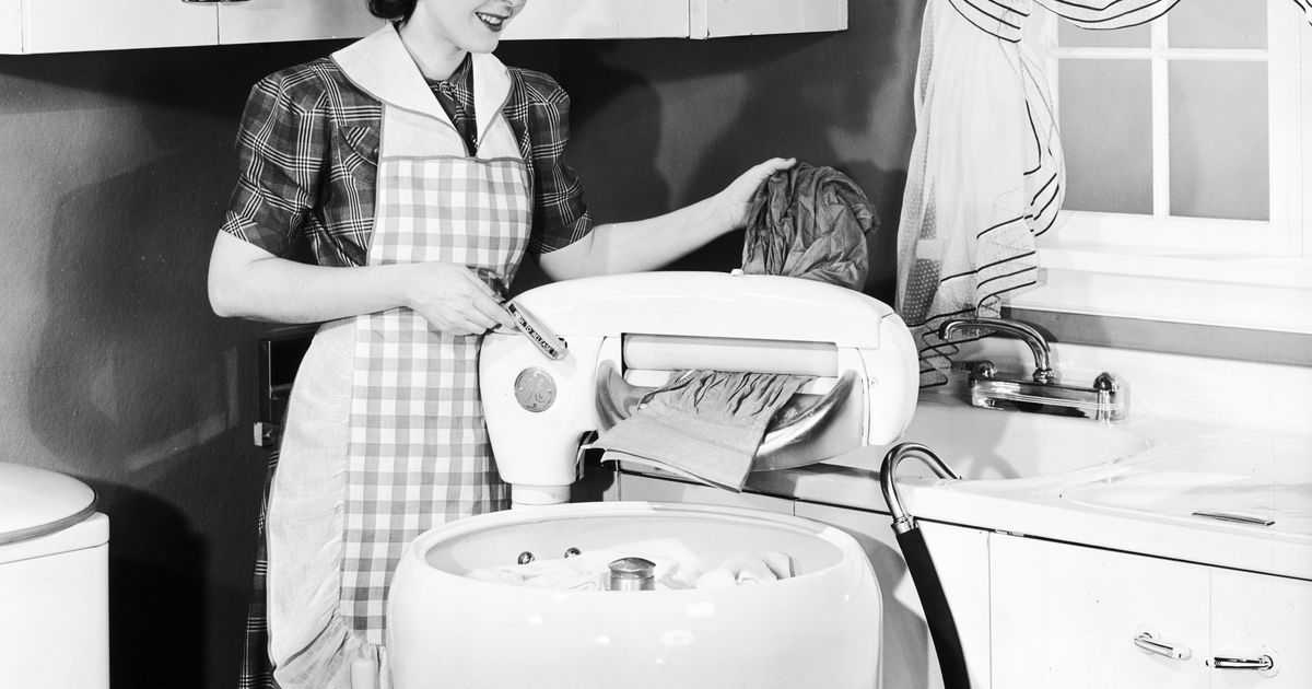 Первая стирка машинки. Первая стиральная машина. Старинная стиральная машина. Стиральная машина 1947. Первая электрическая стиральная машина.