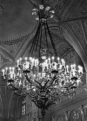 Люстра Александровского зала Эрмитажа. Источником света служит лампа накаливания.