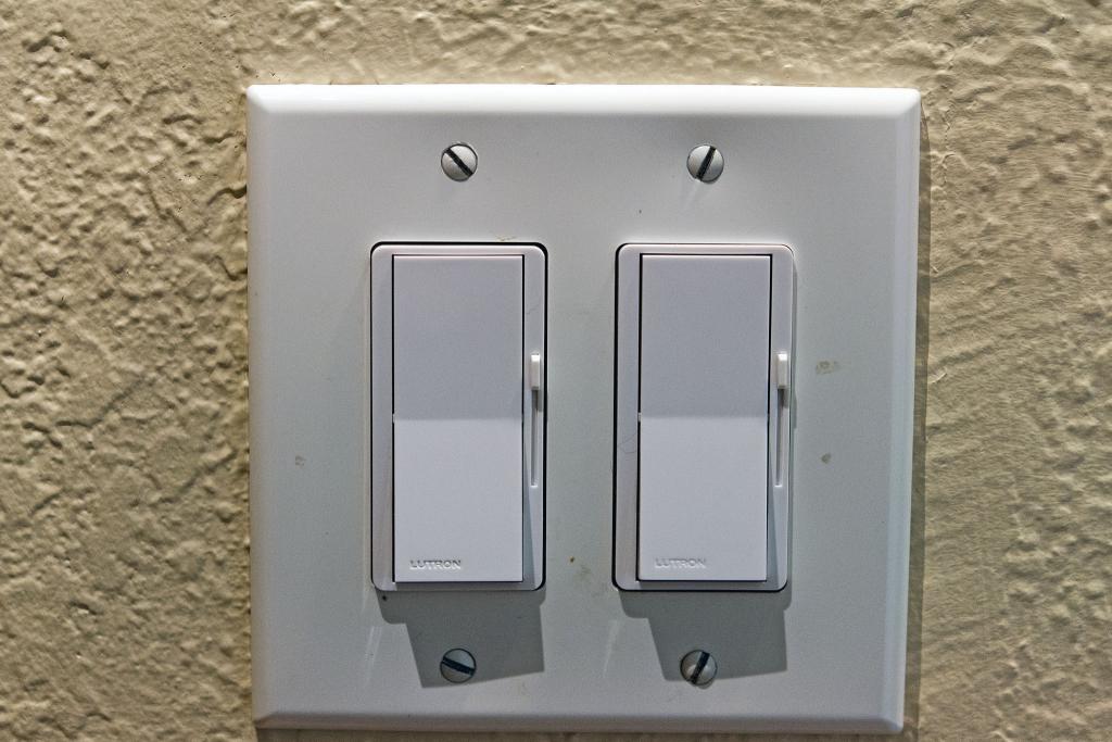 Подключение двухклавишного выключателя на две лампочки