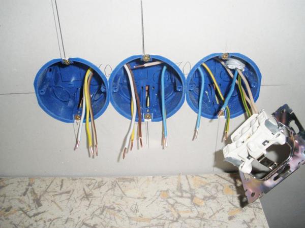 Все работы по установке розетки в гипсокартон выполняются только при отключенном электропитании в проводах