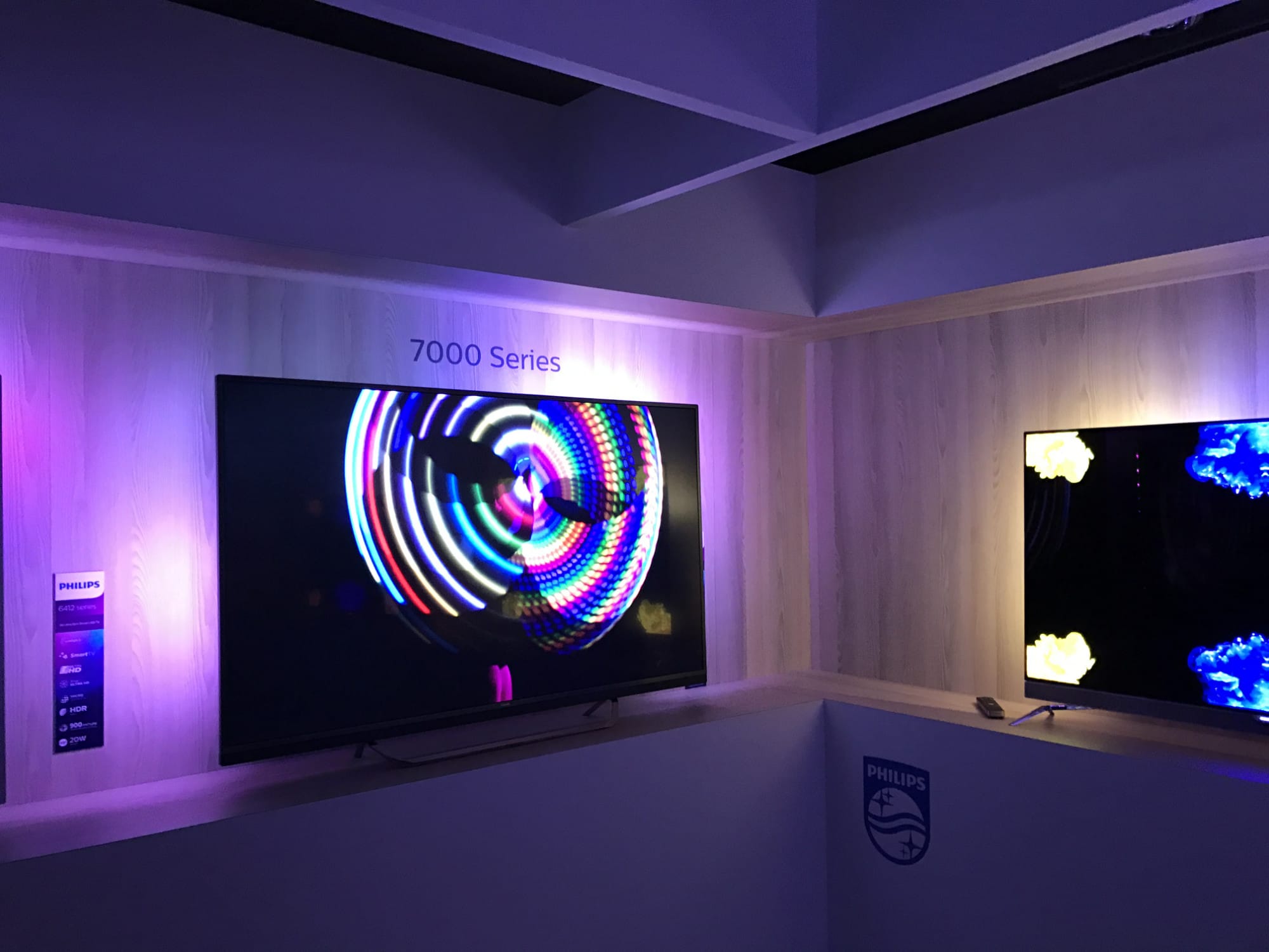 Телевизор с подсветкой. Филипс эмбилайт. Philips с подсветкой Ambilight. Philips первый эмбилайт. Philips 7000 Ambilight.