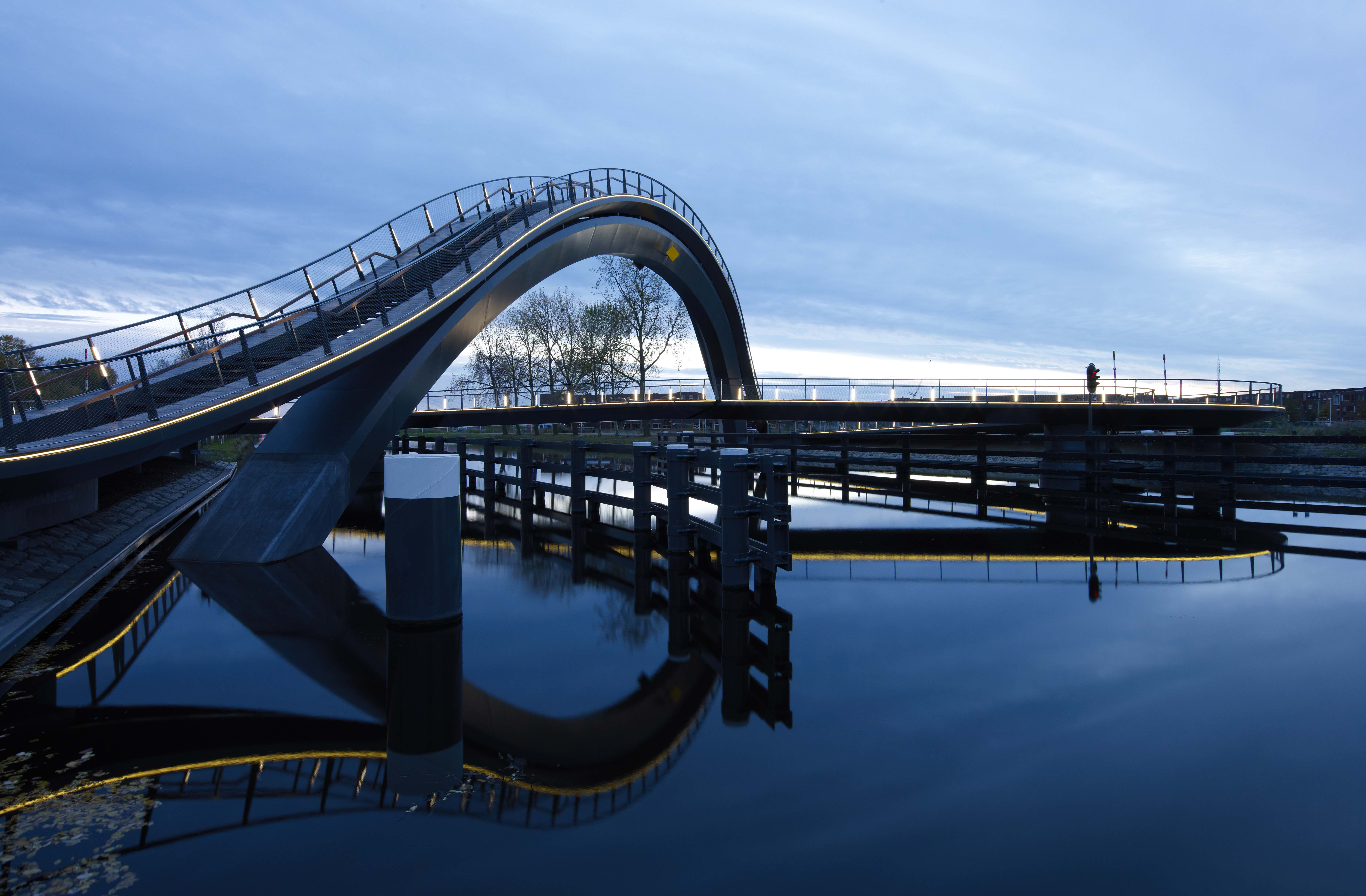 Мост рава. Melkwegbridge – необычный прогулочный мост в Нидерландах. Пешеходный мост Кассель. Пешеходный мост в Пурмеренде, Нидерланды.. Мост Reinig Bridge.