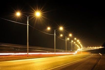 Освещение магистрали натриевыми лампами