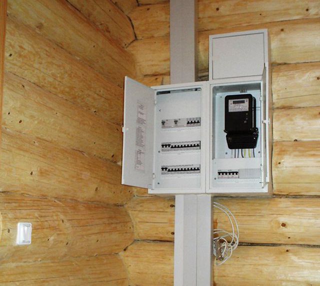 В деревянных домах целесообразно применять электрические щиты наружной установки